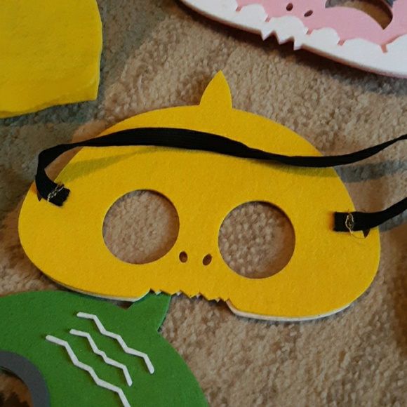 Baby Shark Masks and fins - Picture 2 of 6
